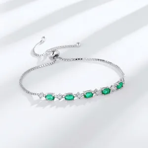 Verstellbares S925 Silberarmband mit ovalen grünen Smaragden und Bolo-Verschluss