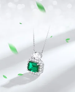 Vue détaillée d'un pendentif émeraude de culture taille émeraude avec sertissage halo
