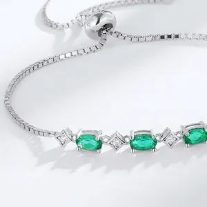 Verstellbares S925 Silberarmband mit ovalen smaragdgrünen Steinen und Diamantakzenten