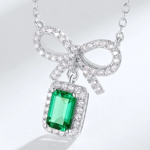 S925 Sterling Silber Smaragd Schleife Anhänger Halskette mit weißen Schmucksteinen
