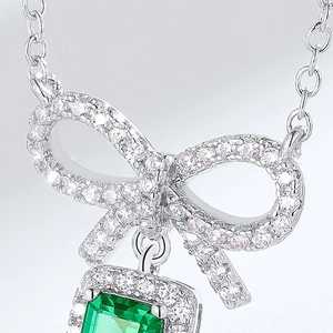Halskette mit Schleifenanhänger, Smaragdschliff-Edelstein und Zirkonia aus S925 Silber