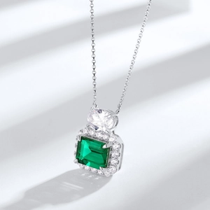 Collier avec pendentif émeraude, zircon ovale et halo de diamants sur chaîne argent