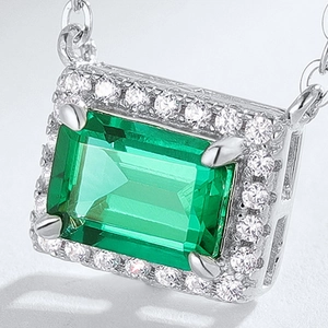 Pendente con smeraldo taglio smeraldo in argento S925 con aureola di zirconi