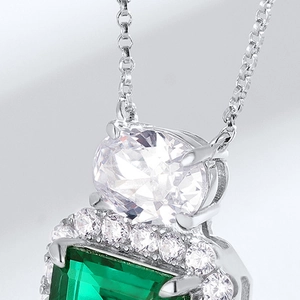 Luxueux collier avec pendentif en émeraude verte et halo de diamants brillants pour fête
