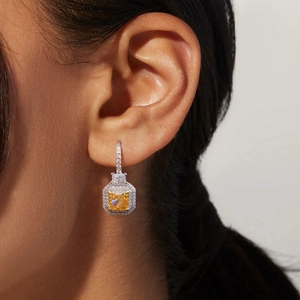 Boucles d'oreilles pierre jaune carrée avec diamants pavés sur crochets en argent porté