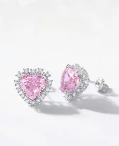 Gros plan de boucles d'oreilles cœur rose en argent S925 avec sertissage à griffes