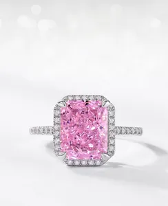Macro di anello con diamante rosa rettangolare taglio ghiaccio e doppia fila di pavé di diamanti