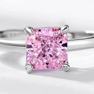 Bague élégante en argent S925 avec diamant rose taille carrée et sertissage classique à 4 griffes