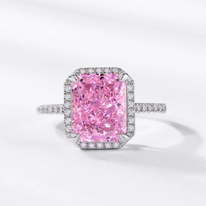 Anello scintillante in argento S925 con pietra rosa rettangolare taglio ghiaccio