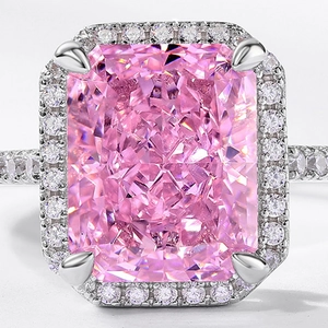 Anello in argento S925 con pietra rosa taglio radiant e halo di diamanti scintillanti