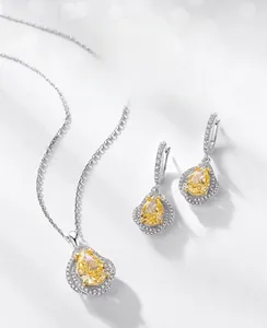 Gros plan sur un ensemble de bijoux avec diamant jaune taille poire et bouton de rose