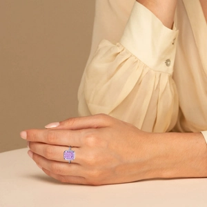 Elegante anello in argento S925 con diamante rosa taglio radiant indossato da una modella
