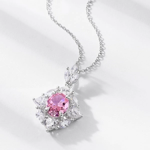 Elegante S925 Silberhalskette mit rosa Eisschliff-Anhänger und funkelnden Zirkonia-Steinen