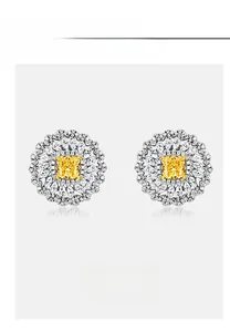 Détail des boucles d'oreilles marguerite en argent S925 avec diamant jaune et halo