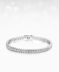 Detail eines S925 Silberarmbands mit Ice-Flower-Schliff Steinen und Silberstempel-Verschluss