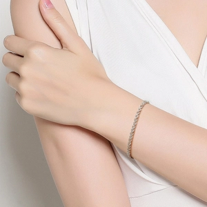 Detailansicht eines S925 Sterling Silber Armbands in Blattform mit Zirkonia-Besatz