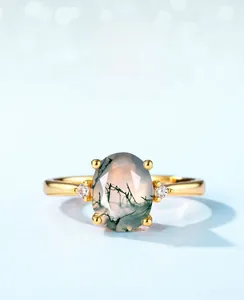 Dettaglio dell'anello in agata verde muschio con grande pietra ovale e montatura a 4 griffe