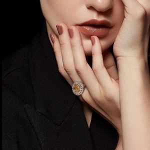 Bague luxueuse en argent S925 avec un diamant jaune étincelant serti dans un halo floral