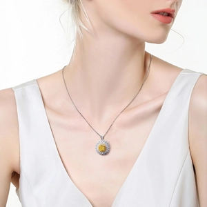 Collier en argent S925 avec pendentif tournesol et pierre jaune porté par un mannequin