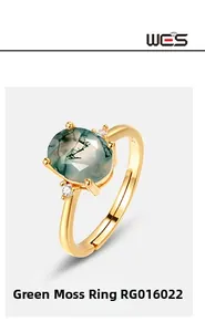 Dettaglio macro dell'anello in agata muschiata verde argento S925 placcato oro e pietre