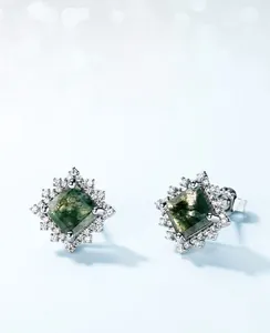 Détail des boucles d'oreilles carrées en agate mousse avec halo de zircons brillants