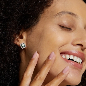 Gros plan détaillé de boucles d'oreilles carrées en agate mousse verte avec un halo de diamants