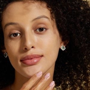 Gros plan de boucles d'oreilles carrées en agate mousse verte et argent S925 sur l'oreille