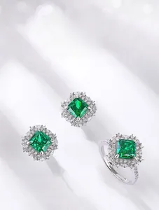 Vue macro de l'ensemble bague et boucles d'oreilles en diamant vert émeraude S925
