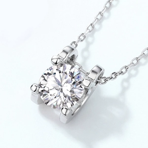 Classic S925 sterling silver moissanite pendant necklace with 4-prong bull-head setting