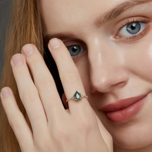 Elegant gold S925 silver ring with pear-shaped green moss agate and side diamonds