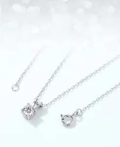 Gros plan du pendentif en moissanite argent S925 avec serti classique à quatre griffes