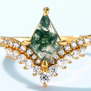 Bague luxueuse en agate mousse cerf-volant avec couronne de diamants dorée sur bleu