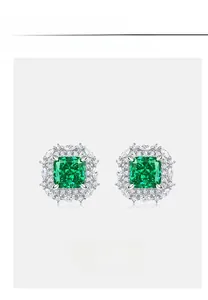 Détail des boucles d'oreilles vert émeraude avec halo étincelant de zircone blanc