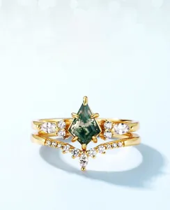 Détail macro du set de bagues en agate mousse verte avec des accents de zircon blanc