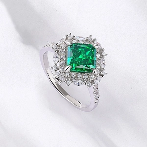Bague et pendentif en argent S925 avec pierre verte taille émeraude et pavé de diamants