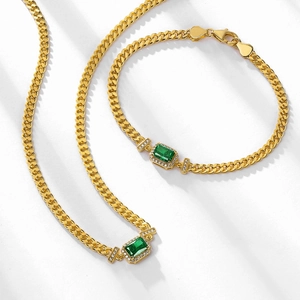 Elegante 925er Silberhalskette mit smaragdgrünem Edelstein und Goldbeschichtung