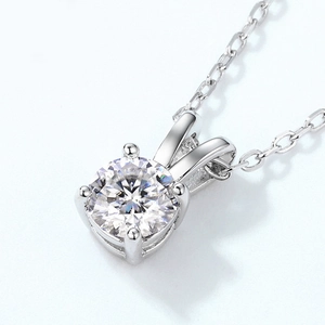 Pendentif moissanite en argent sterling S925 avec monture à quatre griffes et chaîne O