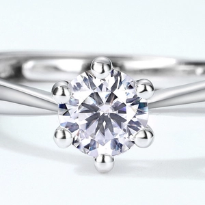 S925 sterling silver moissanite ring with six-claw round brilliant cut solitaire stone
