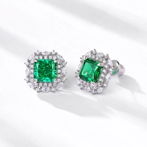 Boucles d'oreilles en argent S925 avec pierres vertes taille émeraude et halo de diamants