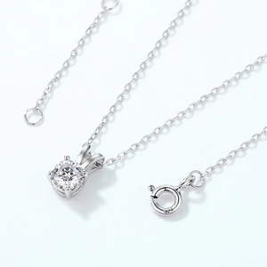 Collier en argent sterling S925 avec moissanite ronde brillante et serti à 4 griffes