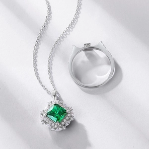 Ensemble en argent S925 avec collier émeraude et bague oreilles de chat élégante