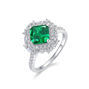 Bague élégante taille émeraude avec pierres latérales étincelantes en argent poli