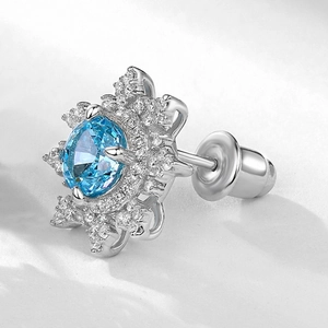 Puce d'oreille en argent S925 avec pierre bleu océan taille ronde et halo de pétales