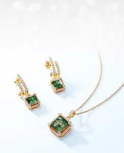 Macrodetail van de vierkante mosagaat sieradenset met goud plating en glinsterende accenten