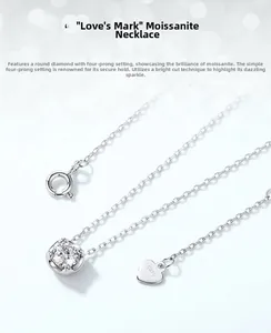 Dettaglio del marchio S925 argento e pendente in moissanite rotonda con quattro griffe