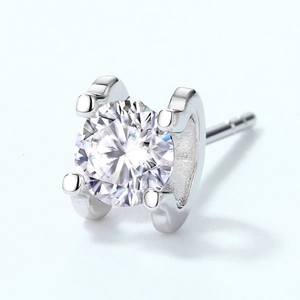 S925 sterling silver moissanite stud earring with bull head style four-prong setting