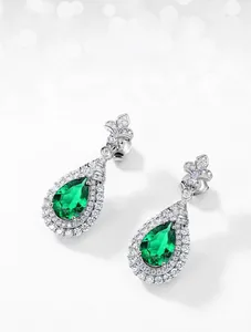Détail macro des boucles d'oreilles en argent S925 avec émeraude et pavé de zircons