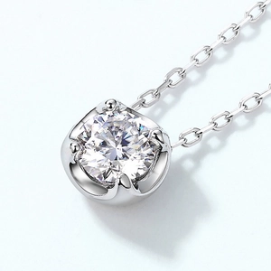 Elegante collana in argento sterling S925 con un brillante ciondolo in moissanite