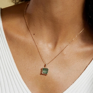 Detail van de ketting met groene mosagaat en zirkonia rand gedragen door een model