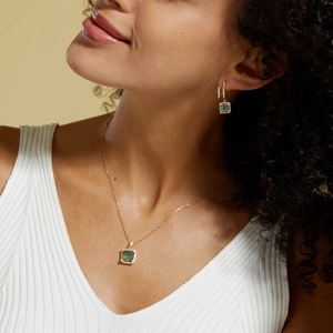 Detailopname van elegante S925 zilveren ketting en oorbellen met groene mosagaat steen